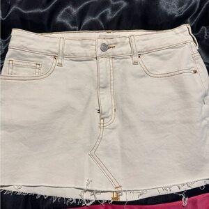 PacSun 
Whit skirt 
Yellow gold color stitching 
Denim 
Size 27